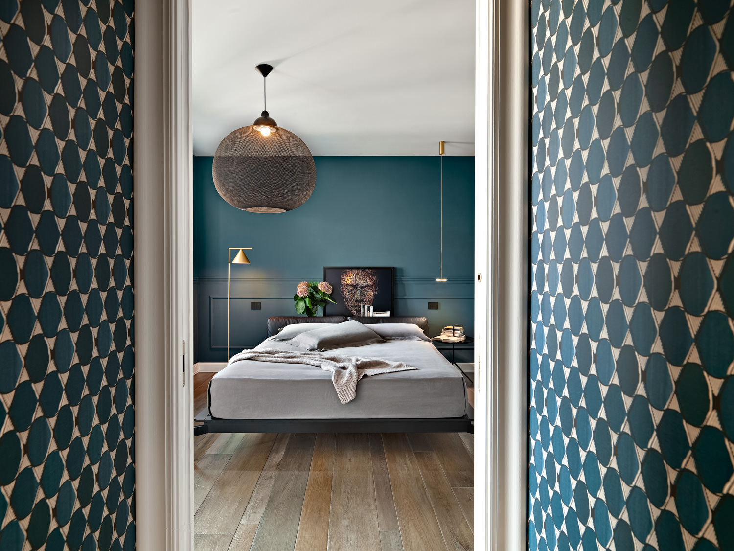 camera da letto con parete blu