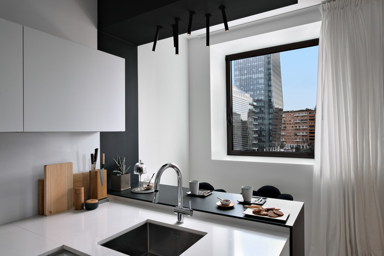 cucina moderna con vista su grattacieli