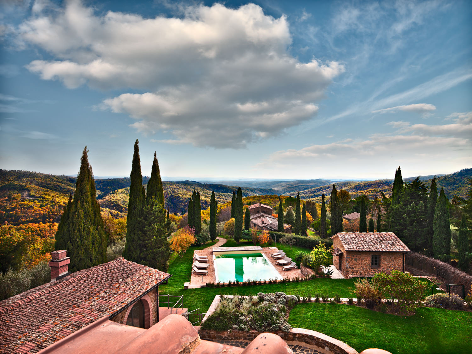 vista panoramica con piscina a Radda in Chianti Siena