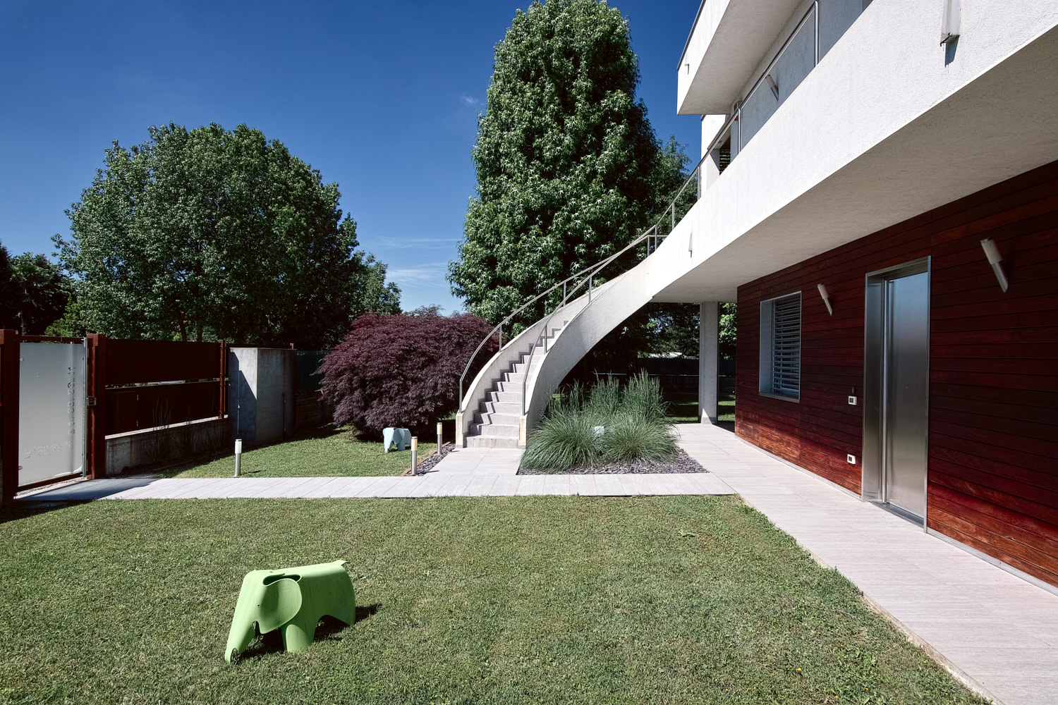 facciata di villa moderna con giardino e scala elicoidale