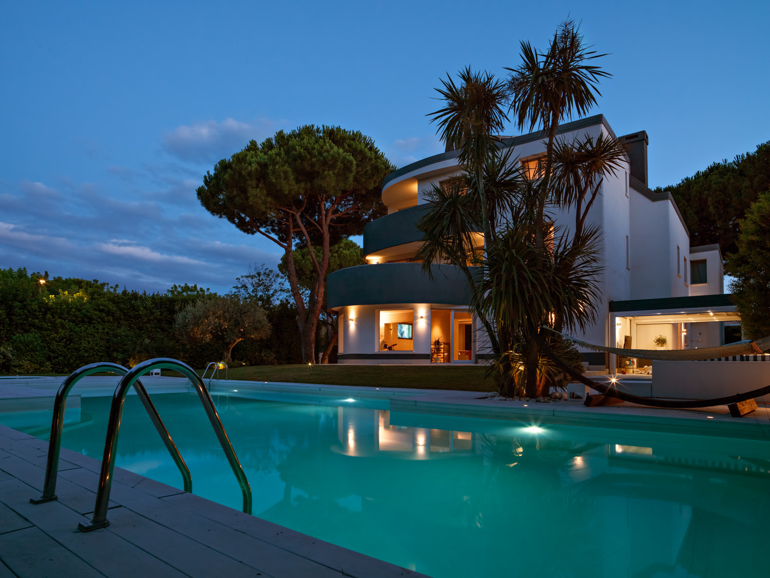 veduta notturna di villa moderna con piscina
