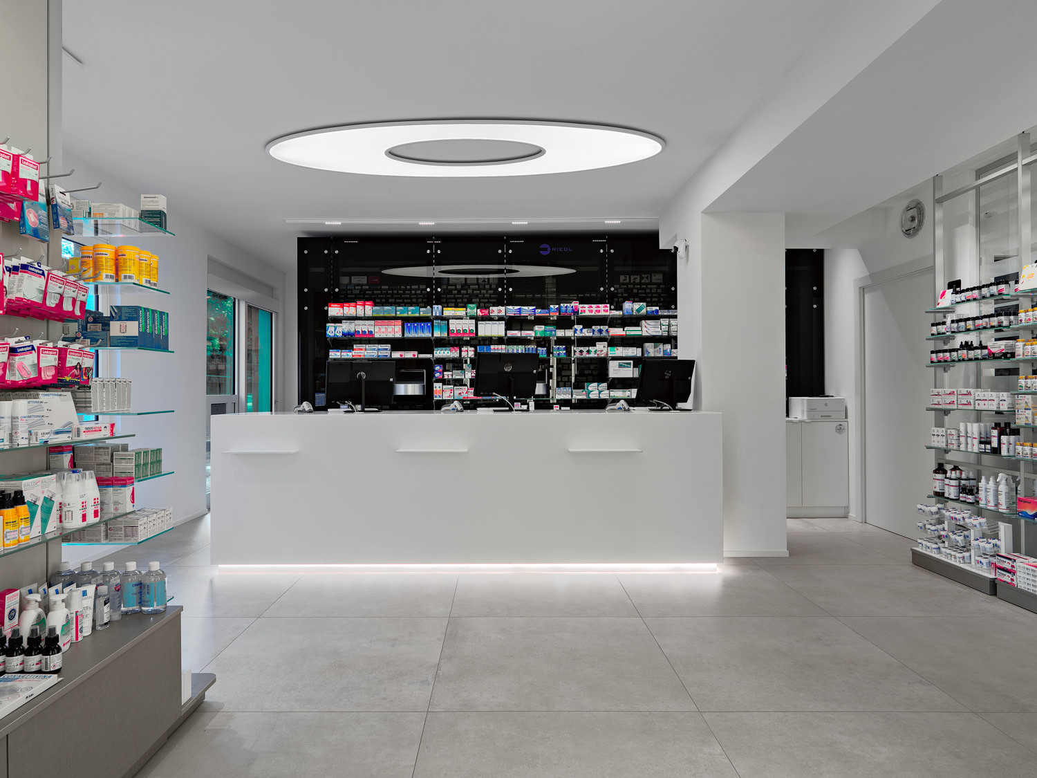 interno di farmacia moderna 1