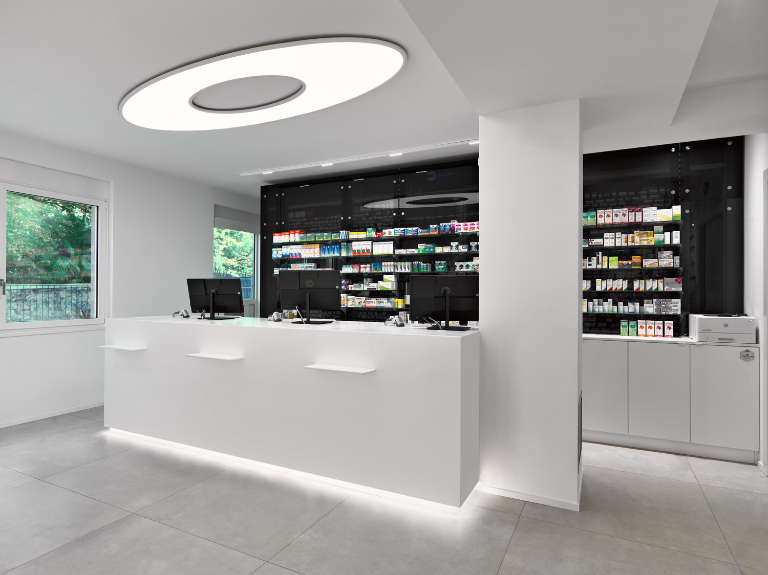 interno di farmacia moderna 2
