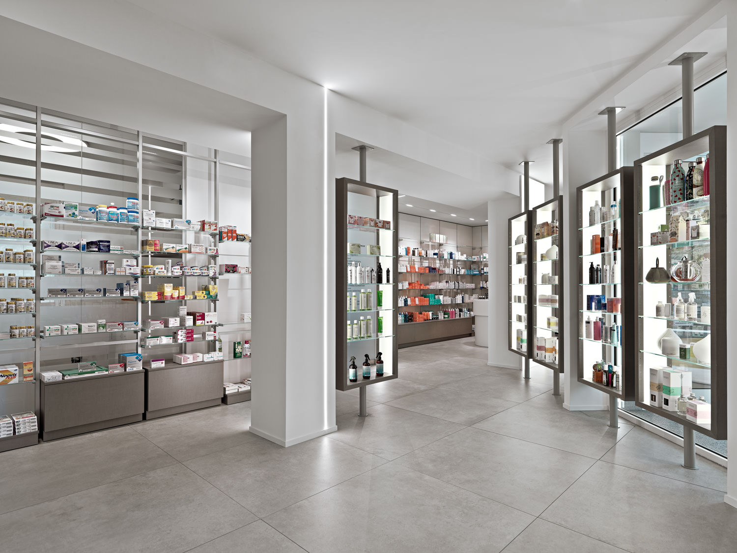 interno di farmacia moderna 3
