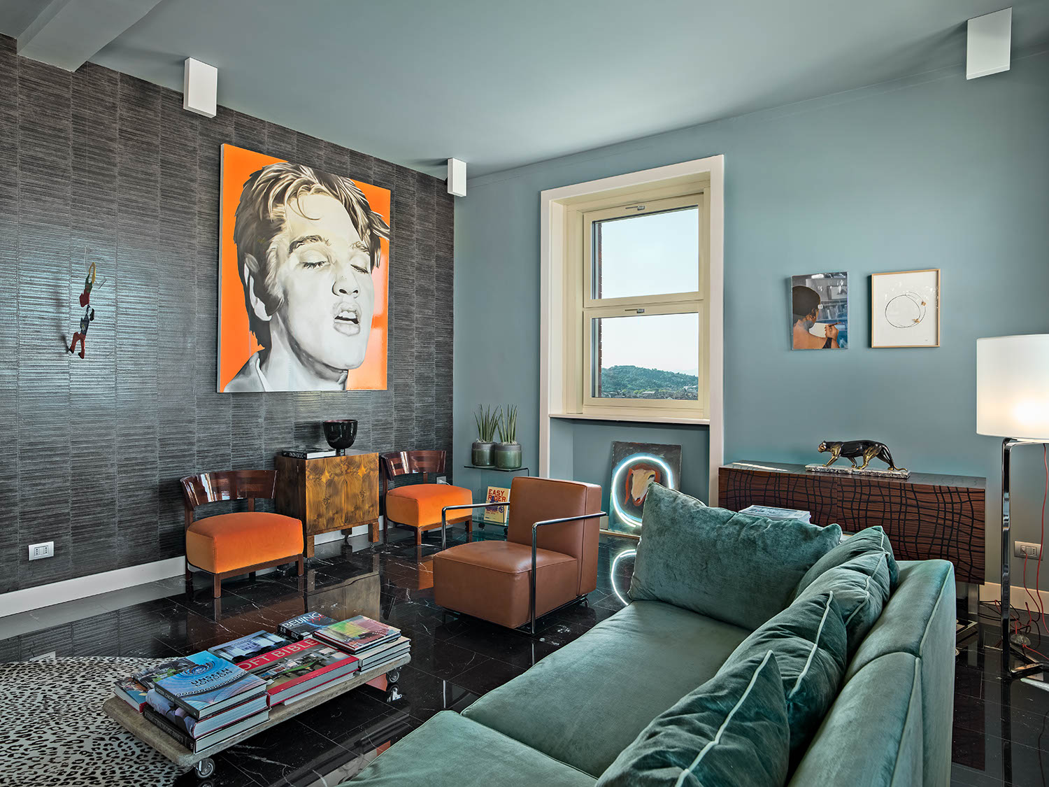 soggiorno moderno con pavimento in marmo nero